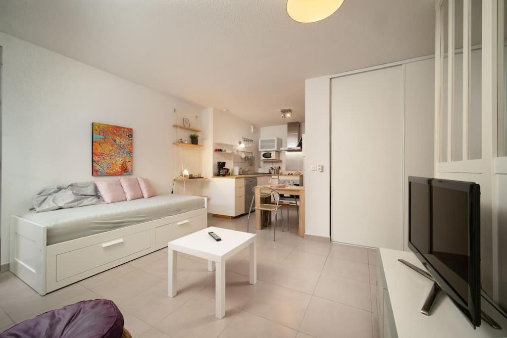 Fully Equipped Apartment With Terrace Sleeps 4 มาร์กเซย ภายนอก รูปภาพ